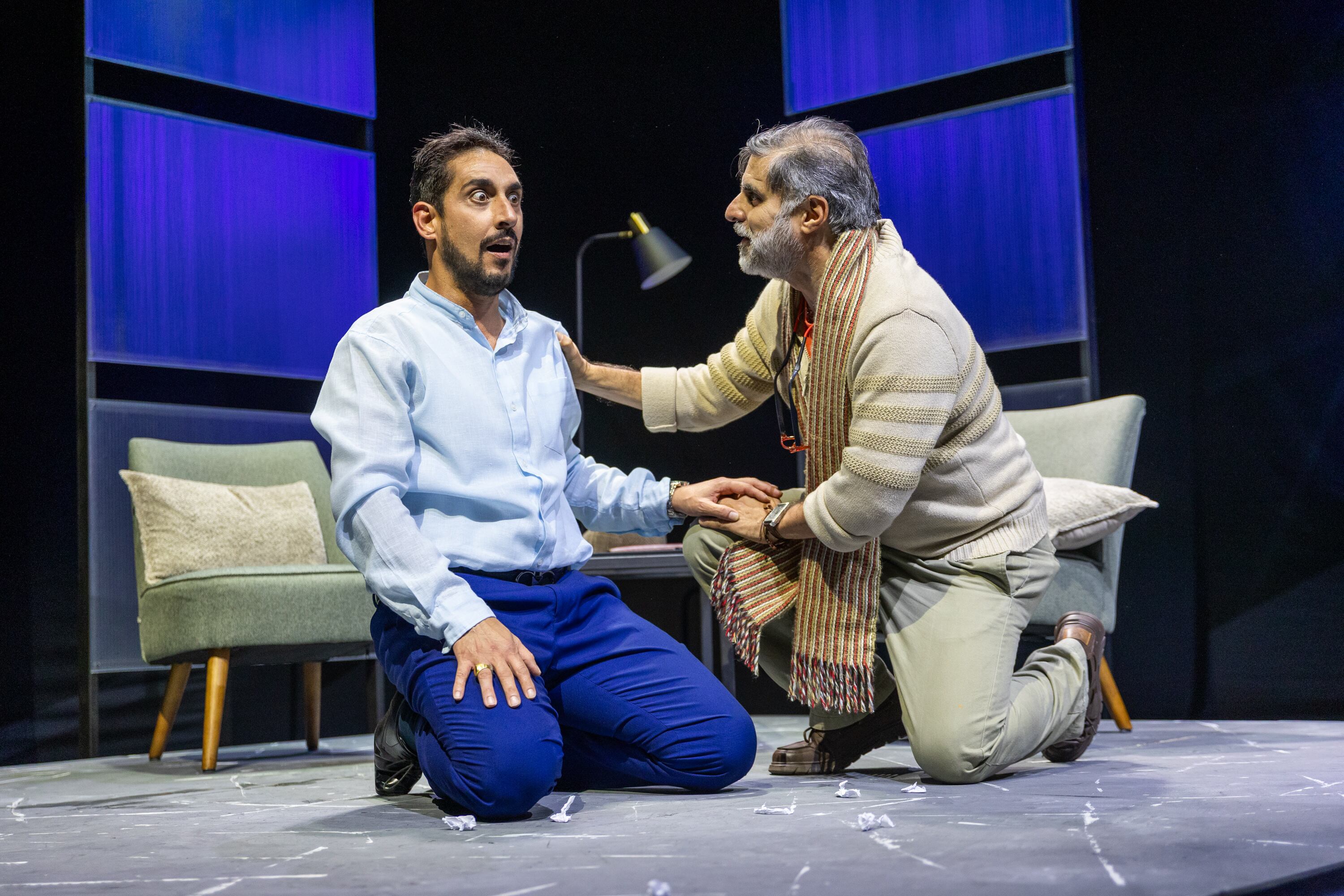 El personaje de esta obra acaba de ser electo presidente de la República y se enfila a dar su primer discurso, ¡el momento más importante de su carrera! Empieza a recitar las palabras que tantas veces repitió frente al espejo pero, de pronto, un intrusivo tic nervioso le hace imposible seguir hablando, una intensa picazón en la nariz explota solamente cuando pronuncia su deseada alocución. ¿Y ahora?