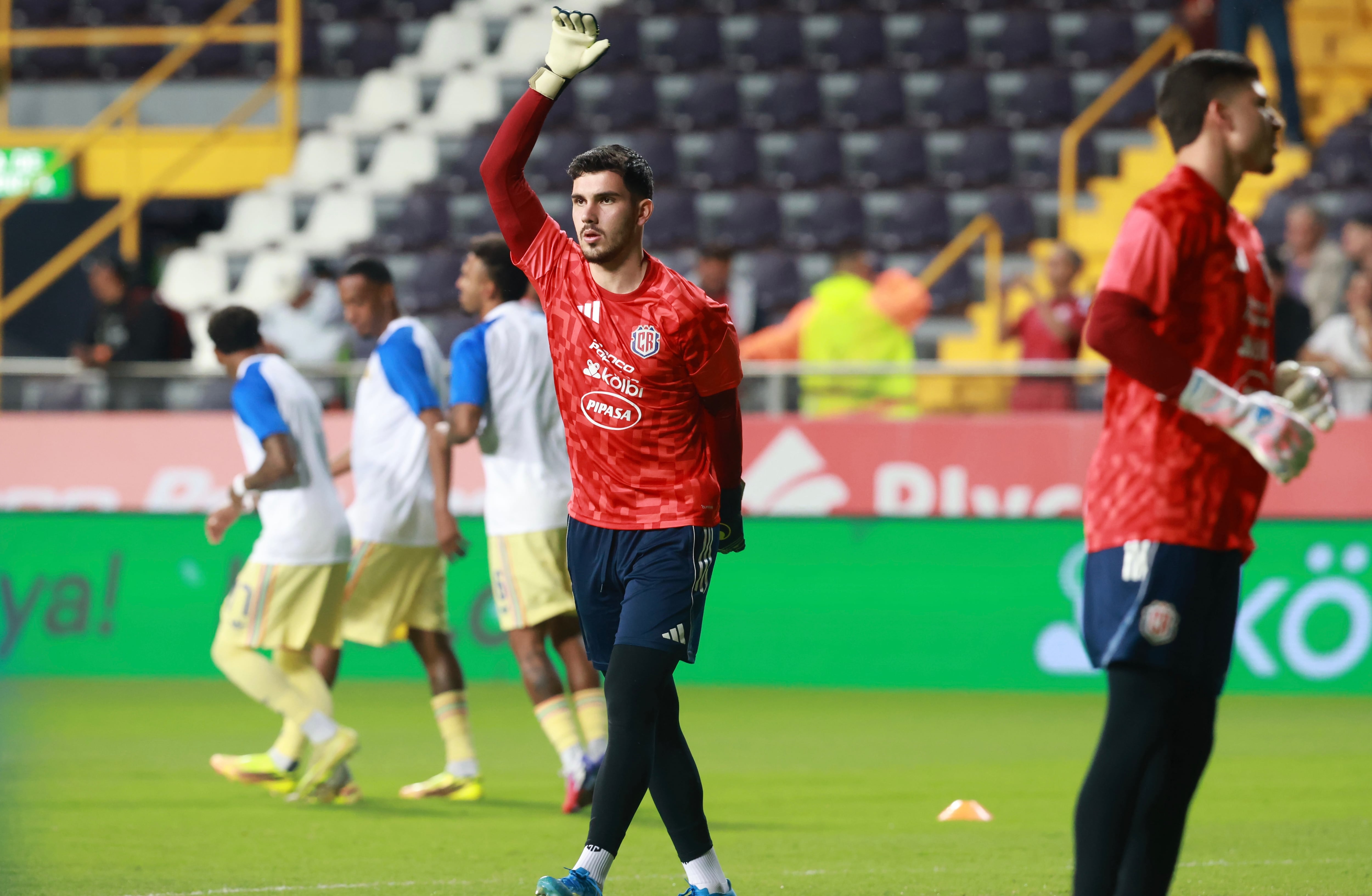 El guardameta Abraham Madriz, en el calentamiento de la Selección de Costa Rica antes de enfrentar a Curazao por la Nations League de Concacaf en el estadio Ricardo Saprissa.