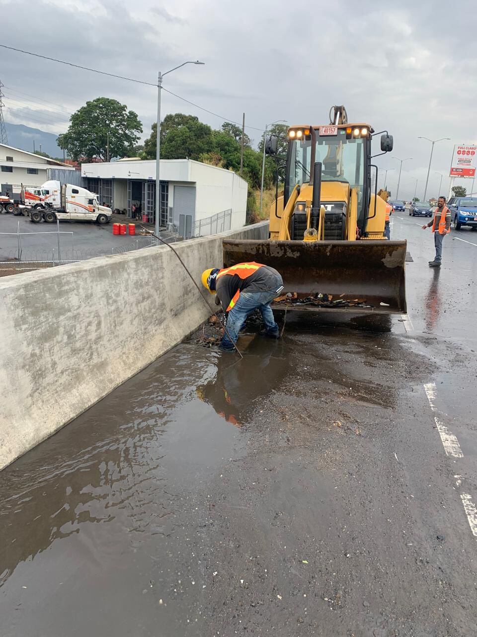 Un carril de la circunvalación norte, entre Tibás y La Uruca, tuvo que se intervenido este lunes luego de fuertes lluvias. La basura bloqueó los sistemas de
drenaje. Foto: Cortesía MOPT.