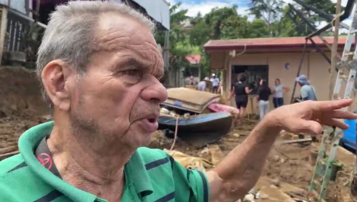 Pese a estar recién operado, don Rafael Angel Cordero, de 75 años, tuvo que hacer un boquete en la puerta de la casa que alquilaba, para pedir auxilio. FotoL Yirén Altamirano.