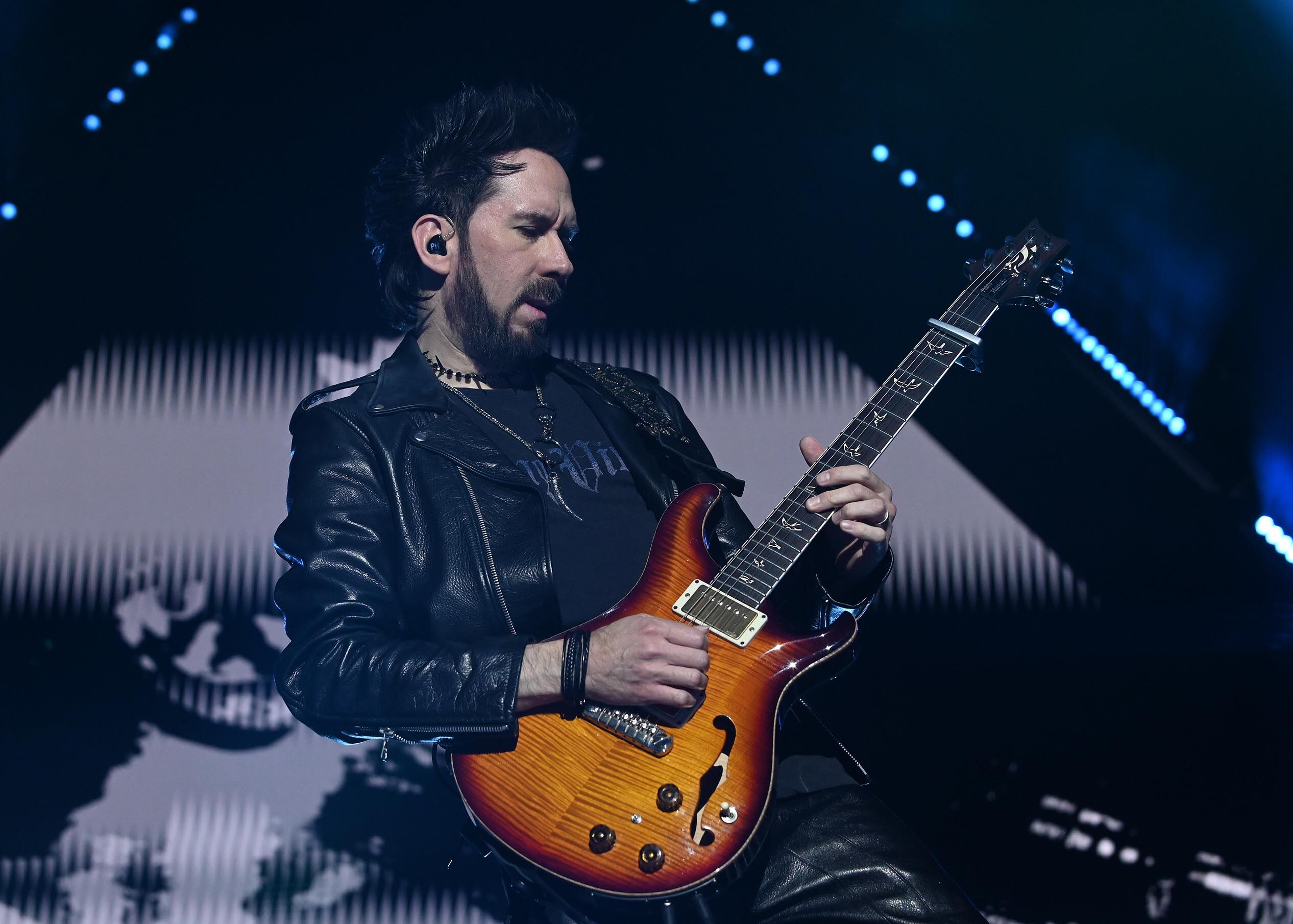 02 de marao del 2025. Parque Viva en la Guácima de Alajuela. Concierto de Camila, banda mexicana de pop rock formada en 2005 por Mario Domm, Samo y Pablo Hurtado . En la foto: Los músicos interpretaron sus canciones mas conocidas cuyo tema central es el amor y los y las presentes cantaron a viva voz las canciones de la banda. Foto: Albert Marín para La Nación.