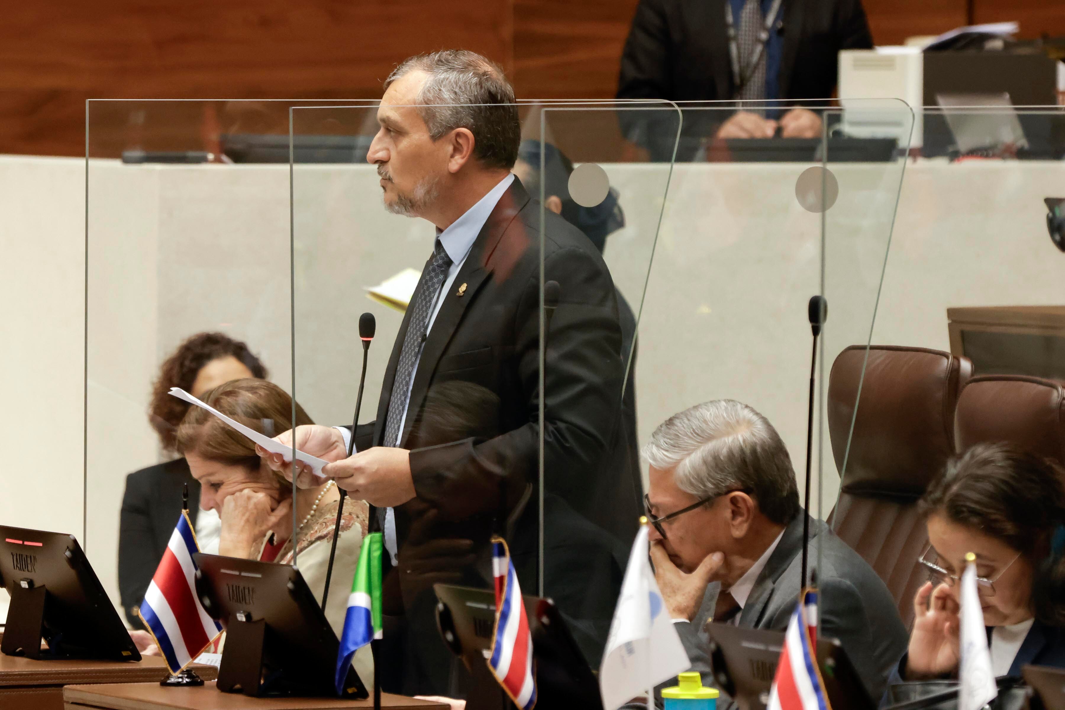 Aprobación de voto de censura contra la ministra de Educación, Anna Katharina Müller.