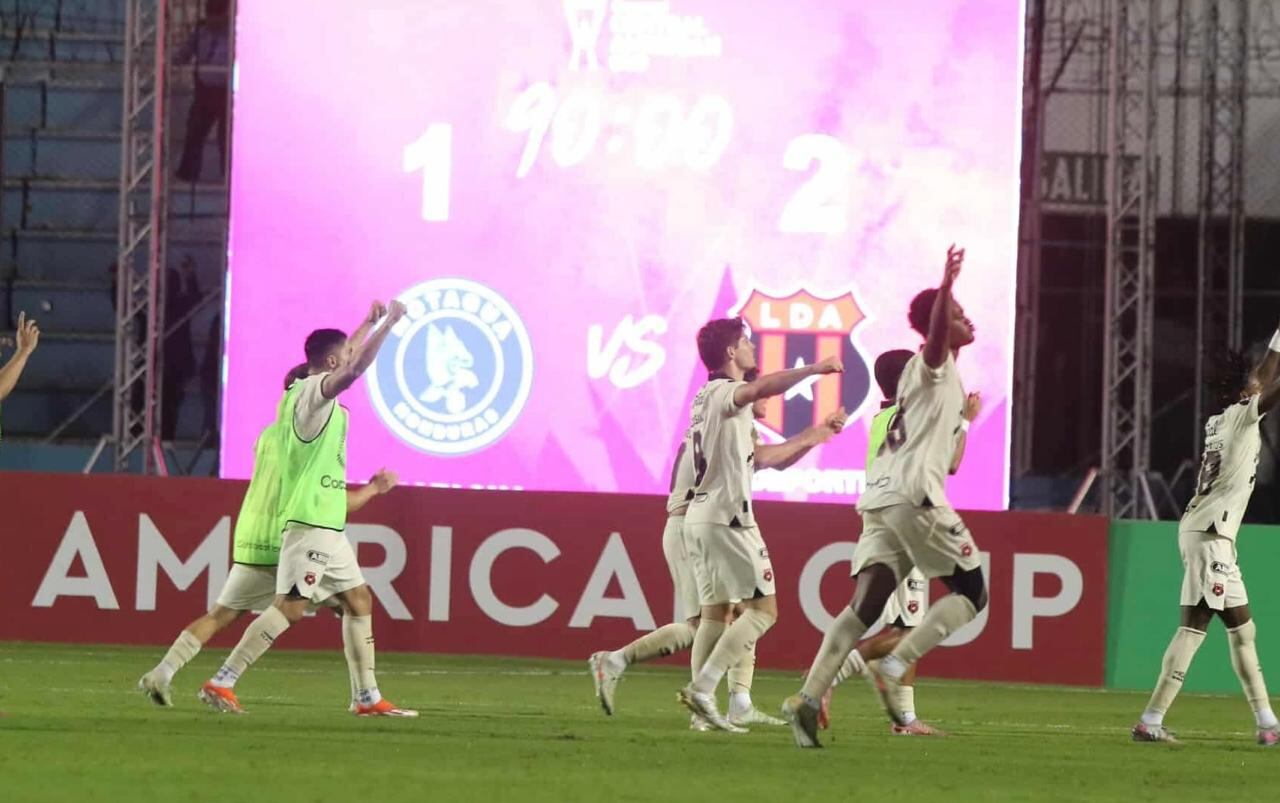 Jugadores de Alajuelense dan rienda suelta al festejo, sobre la gramilla del Estadio Nacional "Chelato" Uclés de Honduras, tras dejar tendido al Motagua.