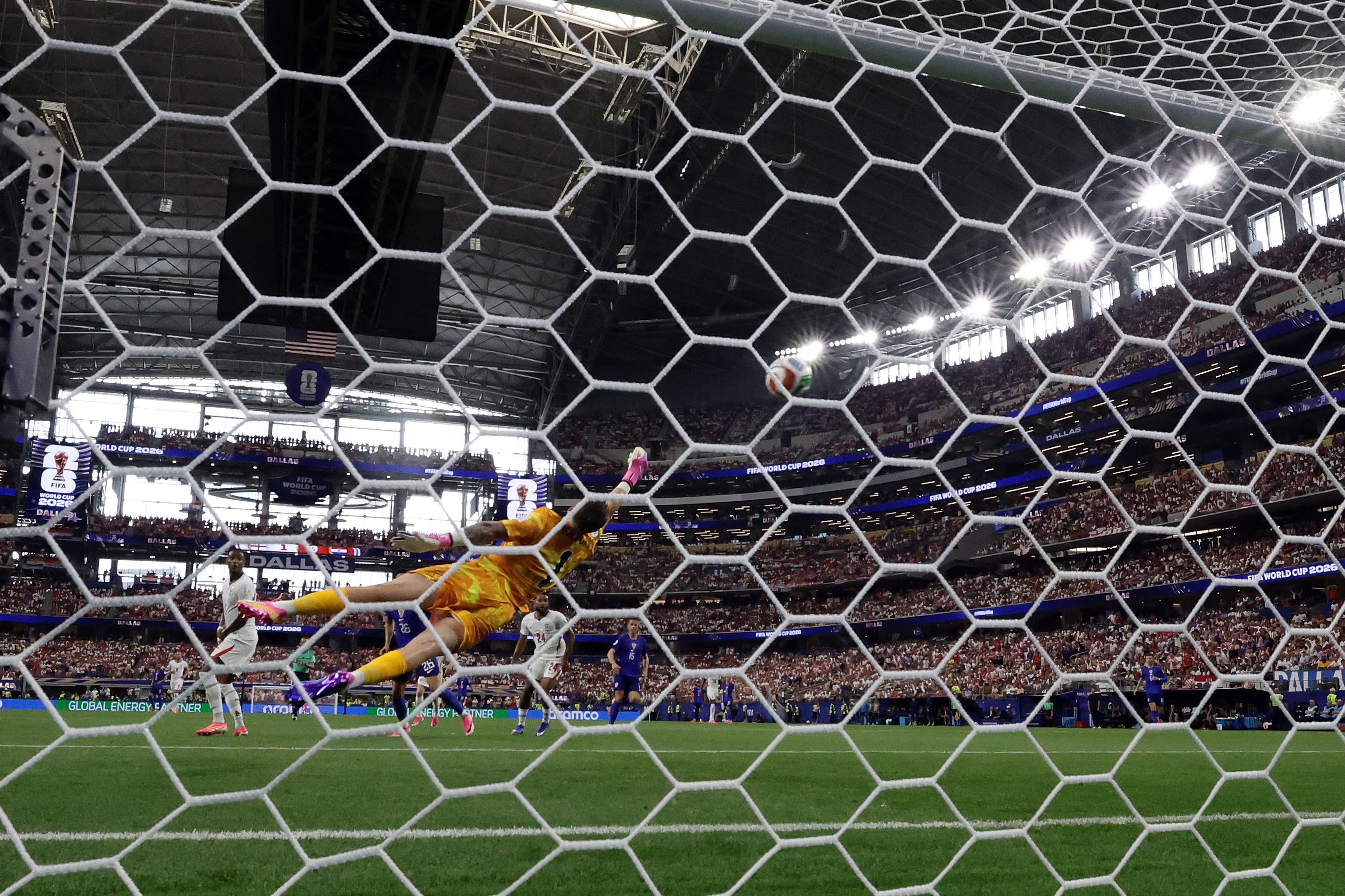 El arquero inglés Jordan Pickford no pudo detener este gol de Croacia en el emocionante duelo ante Inglaterra por el Mundial 2026.