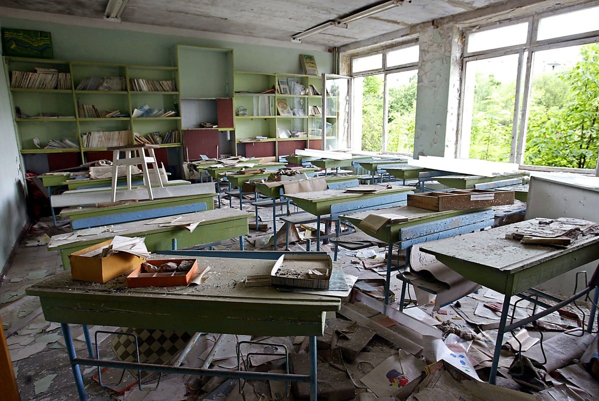 Vista de un aula en una escuela el 26 de mayo de 2003 en la ciudad fantasma de Prípiat, adyacente al sitio nuclear de Chernóbil.