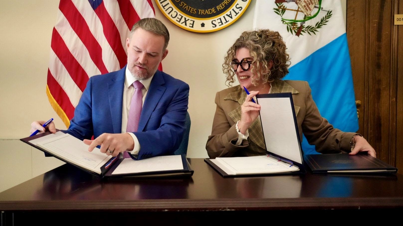 Jamieson Greer y Adriana Gabriela García firman el Acuerdo de Comercio Recíproco entre Estados Unidos y Guatemala en Washington.