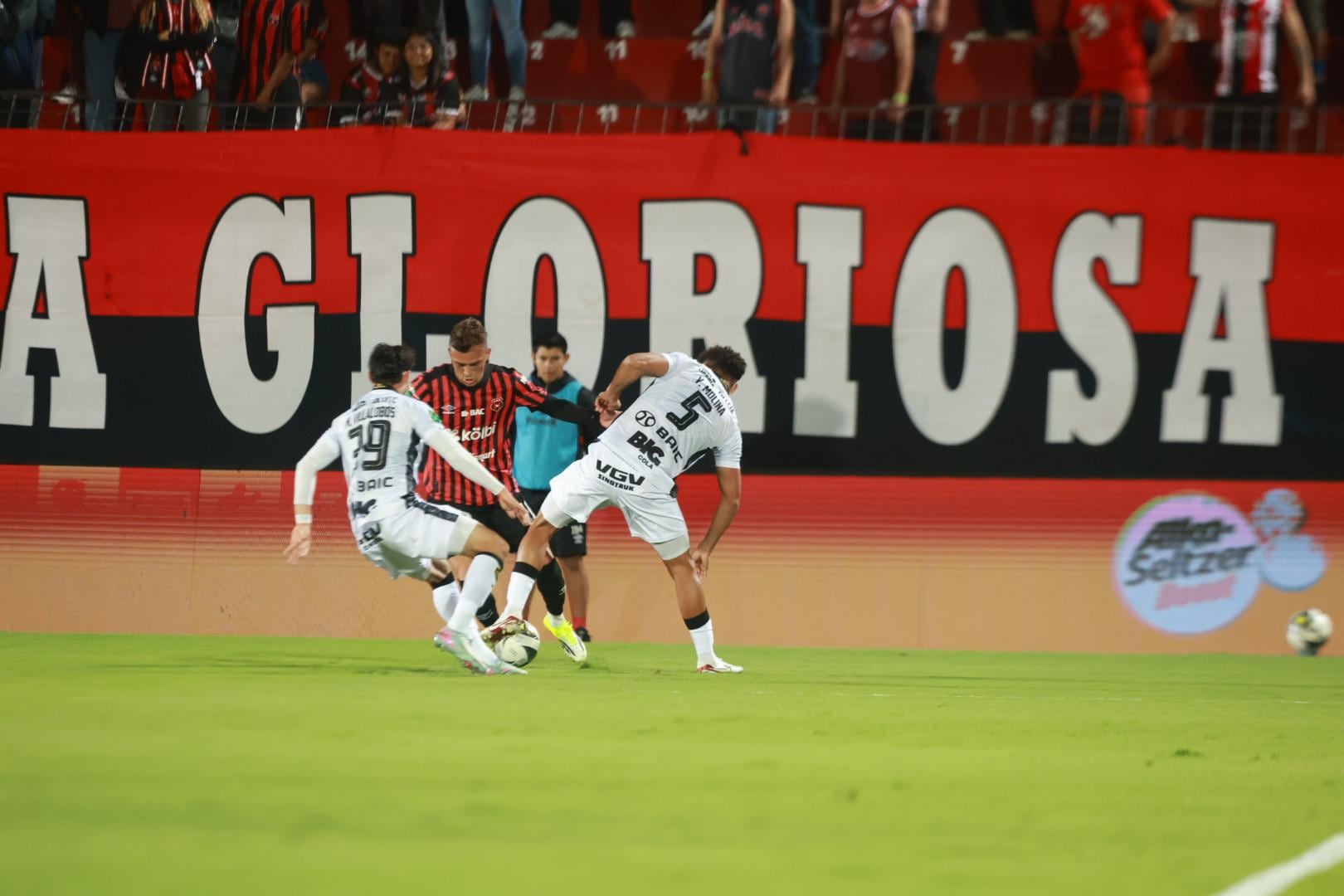 Alajuelense y el Municipal Liberia protagonizan un partido entretenido en el Estadio Alejandro Morera Soto.