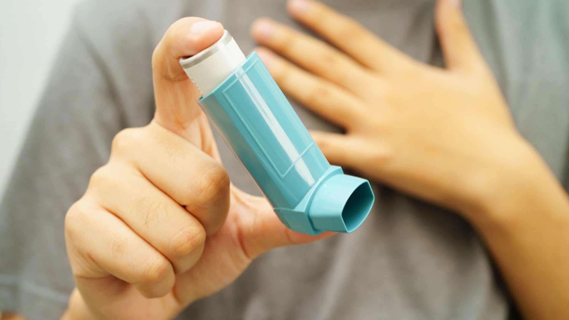 Existen dos tipos: los inhaladores de rescate, que actúan rápidamente para aliviar los síntomas durante una crisis, y los inhaladores de mantenimiento o control, que se usan a diario para reducir la inflamación de las vías respiratorias y prevenir futuros ataques.