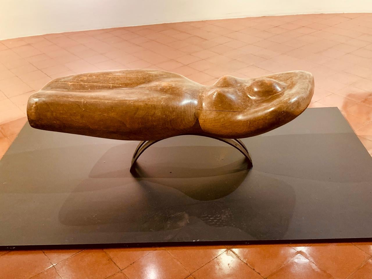 Escultura en madera de Floria Pinto exhibida en el Museo de Arte Costarricense en el marco de 'Aproximaciones'.