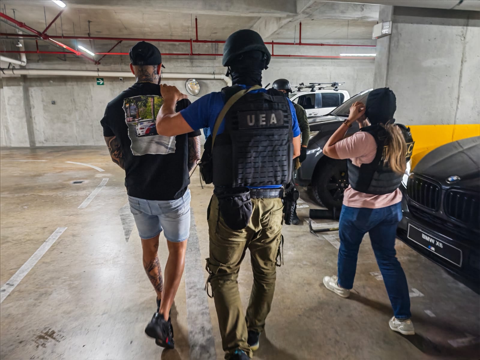 La Fiscalía Adjunta de Narcotráfico y la Policía Control de Drogas lograron la captura de cinco sujetos, supuestamente vinculados con el Cartel de Sinaloa. Las detenciones se realizaron en una torre en Sabana Sur.