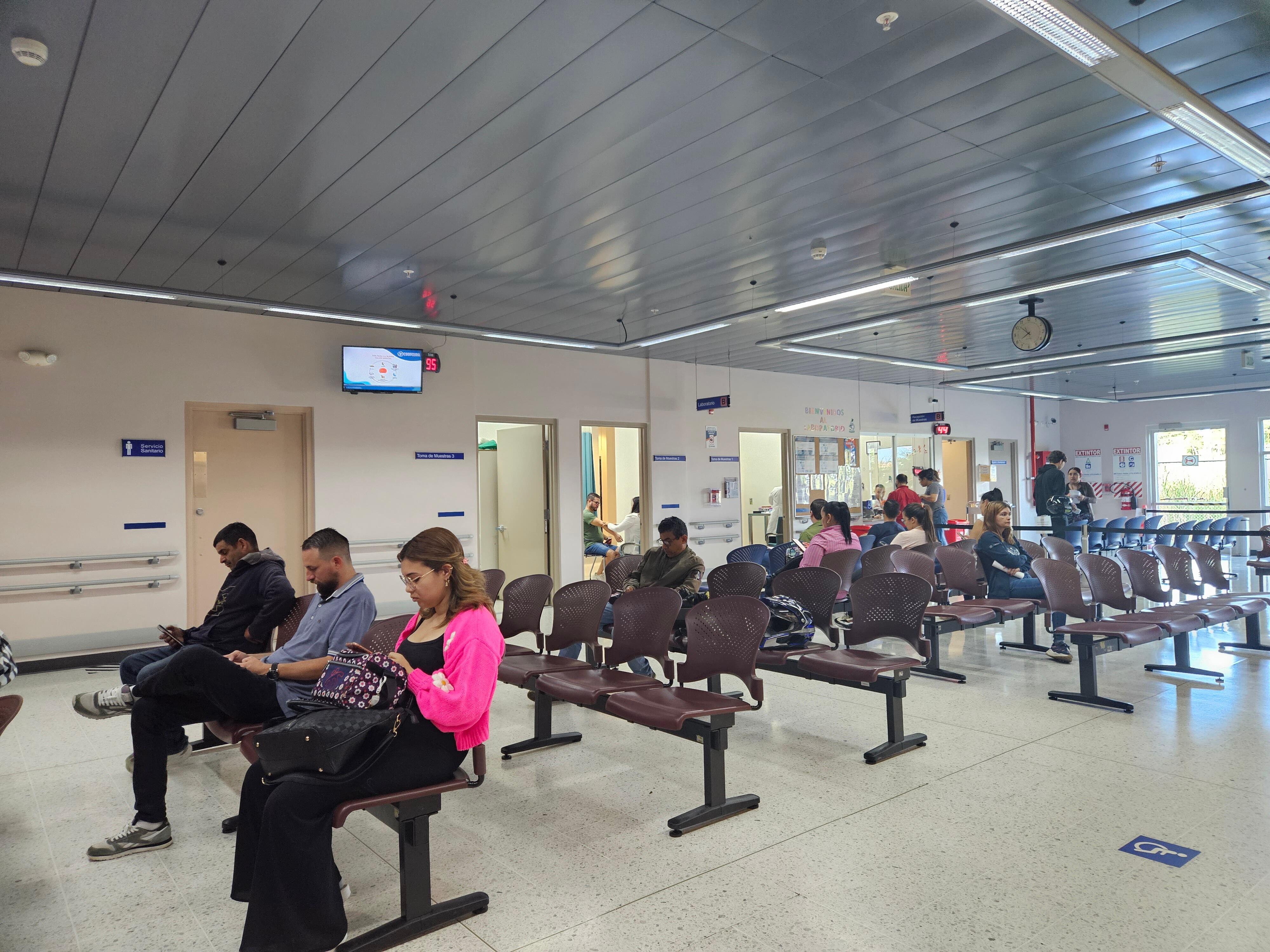 Personas sentadas en varias hileras de asientos.