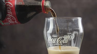 Compró una casa antigua y encontró en el sótano un tesoro de Coca-Cola