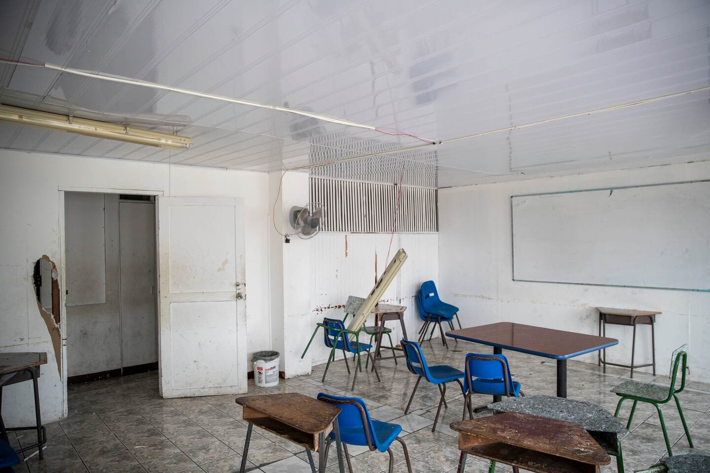 02/05/2019. Limón, Costa Rica. Gira por varias escuelas de la providencia de Limón para ver el estado en que se encuentran. El Colegio Deportivo de Limón estuvo un tiempo bajo las gradas de un Gimnasio. Ahora estan en el edificio María Costado Norte de los Tribunales de Justicia, este edificio se encuentra en mal estado, paredes con huecos y sin pintar, luces caidas, cableado expuesto En la Foto: Aulas de del colegio. Fotografía: Alejandro Gamboa Madrigal