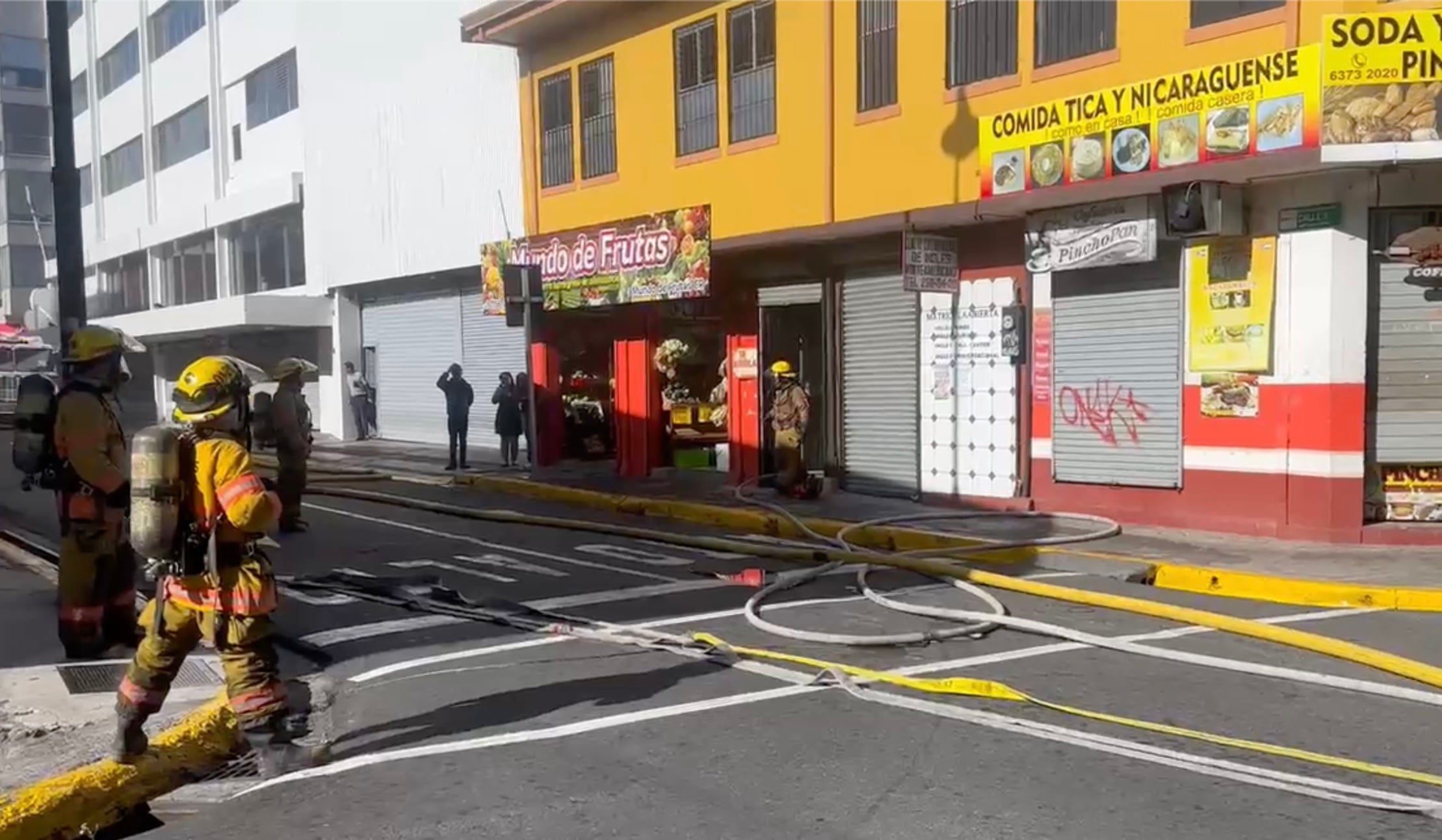 Bomberos controlan incendio en céntrico edificio en San José