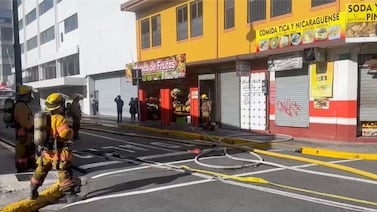 Bomberos controlan incendio en céntrico edificio en San José