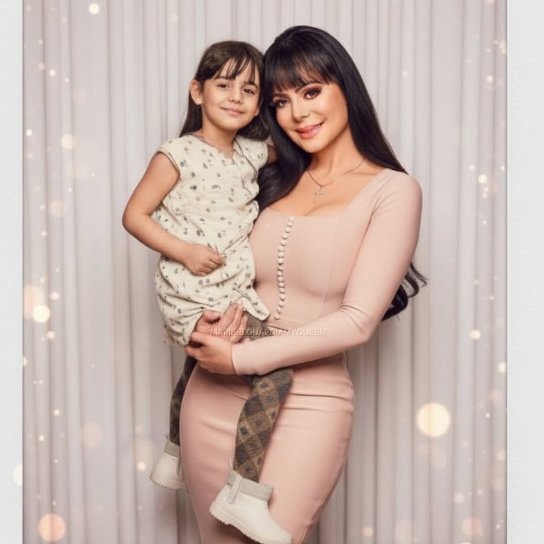 Maribel Guardia compartió una fotografía polaroid donde alza a ella de niña.