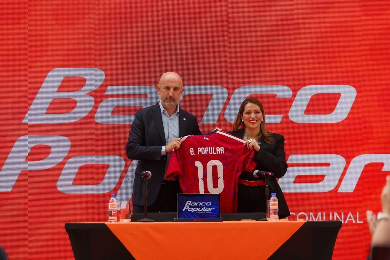 Osael Maroto, presidente de la Fedefútbol, junto a Ginna Carvajal, gerente del Banco Popular, en la presentación del banco como patrocinador de la Fedefútbol.