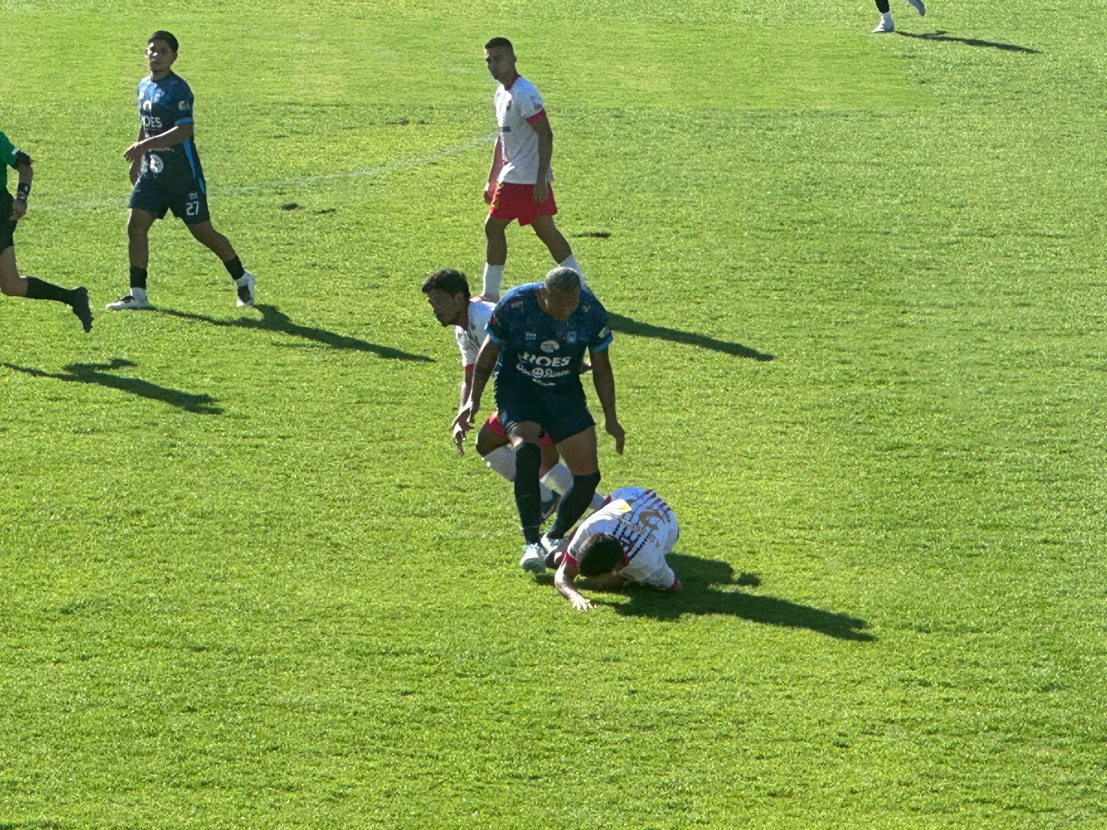 Pelea entre Aguias FC y Rosario de Narnajo, final Linafa
Crist5ian Lagos estuvo en medio del zafarrancho de la final de Linafa
11 de enero del 2025
Cortesía: Junior Ajún,. Desde La Banca