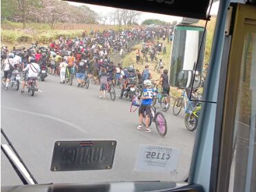 Participantes del evento de stunt bike bloquearon parcialmente el tránsito este domingo por la mañana, generando preocupación entre conductores y peatones.