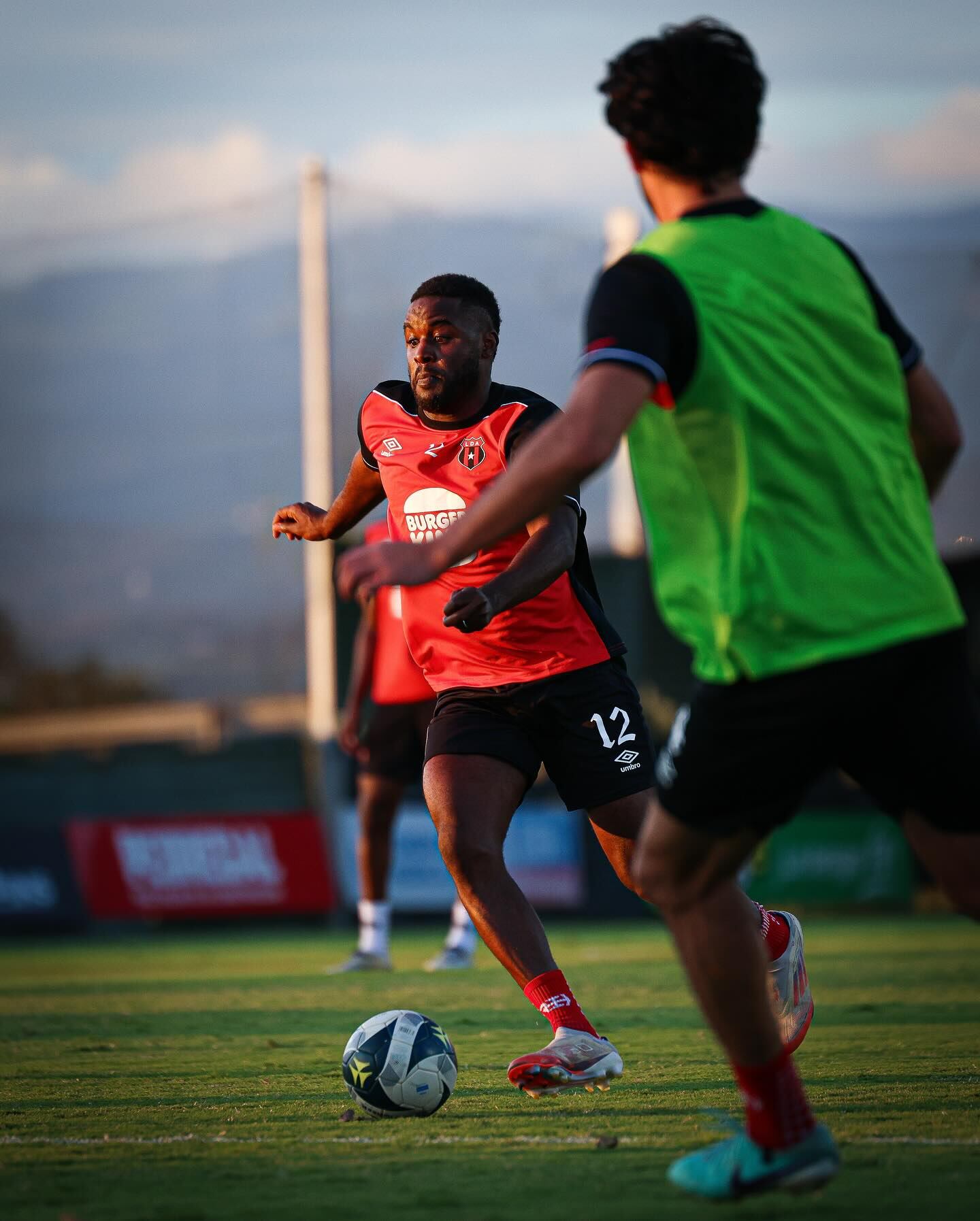 Joel Campbell se encuentra haciendo una pequeña pretemporada con Liga Deportiva Alajuelense.