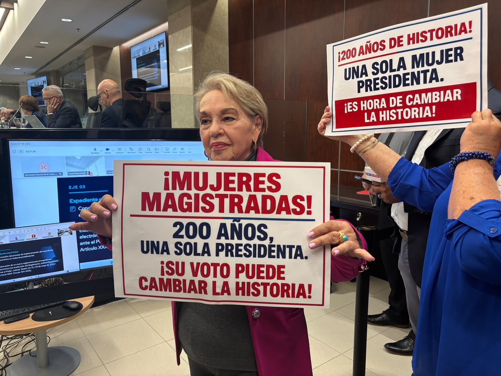 La exdiputada Gloria Navas acudió a la sala de Corte Plena abogando por una mujer en la presidencia.
