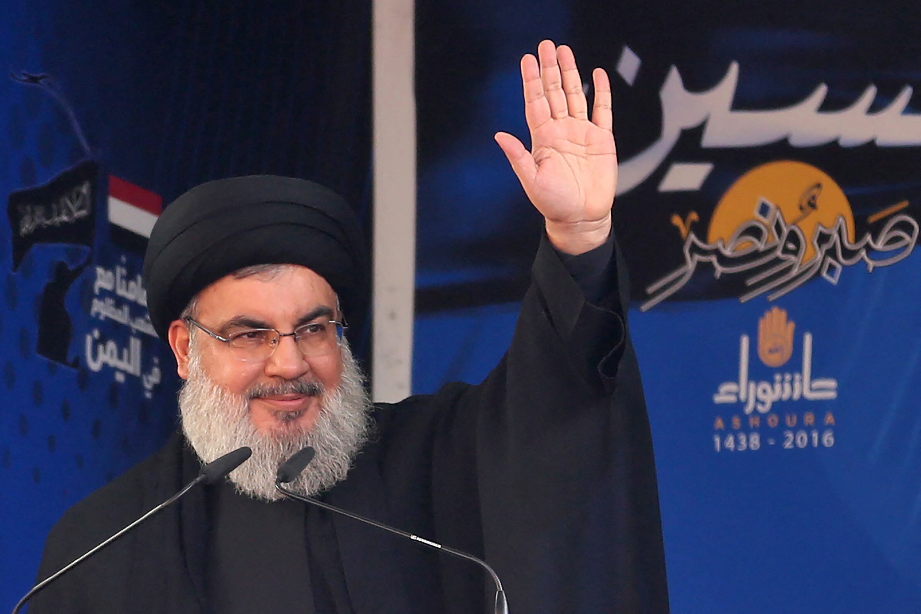 El líder del movimiento chiita libanés Hassan Nasrallah se dirige a una multitud durante las conmemoraciones de la Ashura en un suburbio del sur de Beirut.