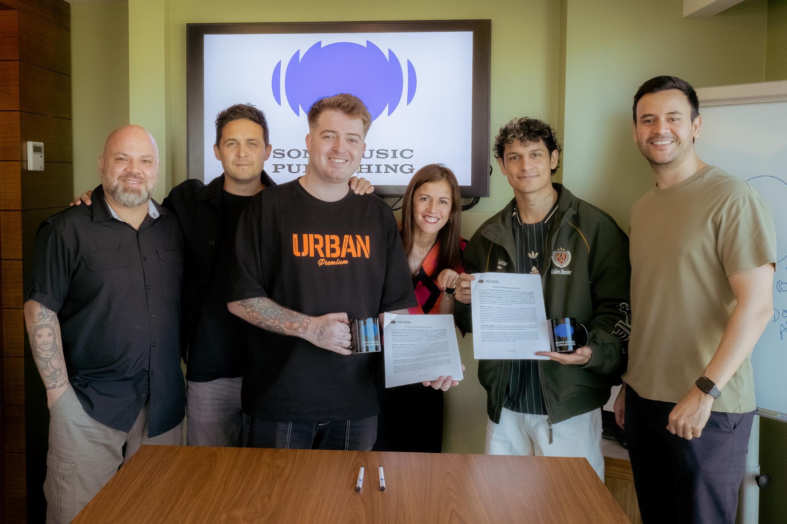 Los artistas costarricenses Kavvo y ChrisTodoBien firmaron un acuerdo con Sony Music Publishing Centroamérica , una de las editoras musicales más importantes del mundo.
