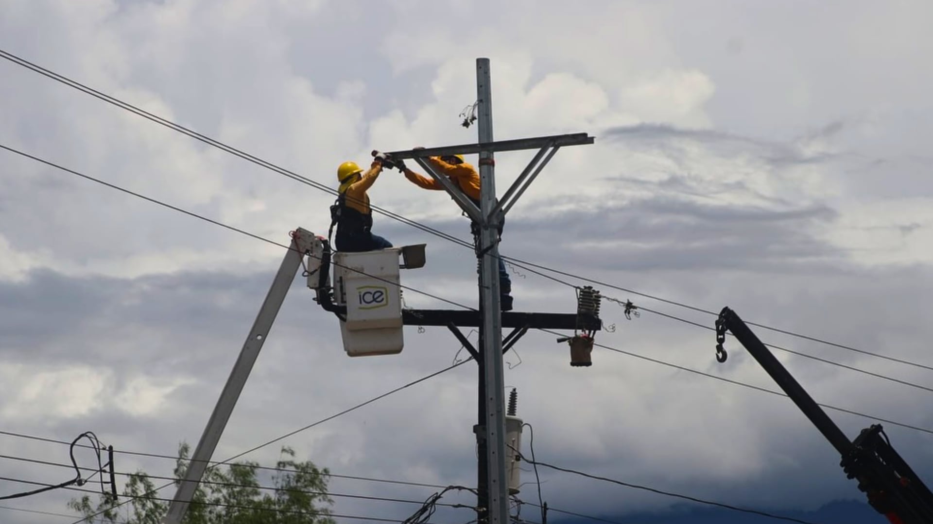 ICE aplicará cortes de luz el 9 de marzo en Orotina, Pérez Zeledón, Orosi y Guápiles por trabajos de mantenimiento en la red eléctrica.