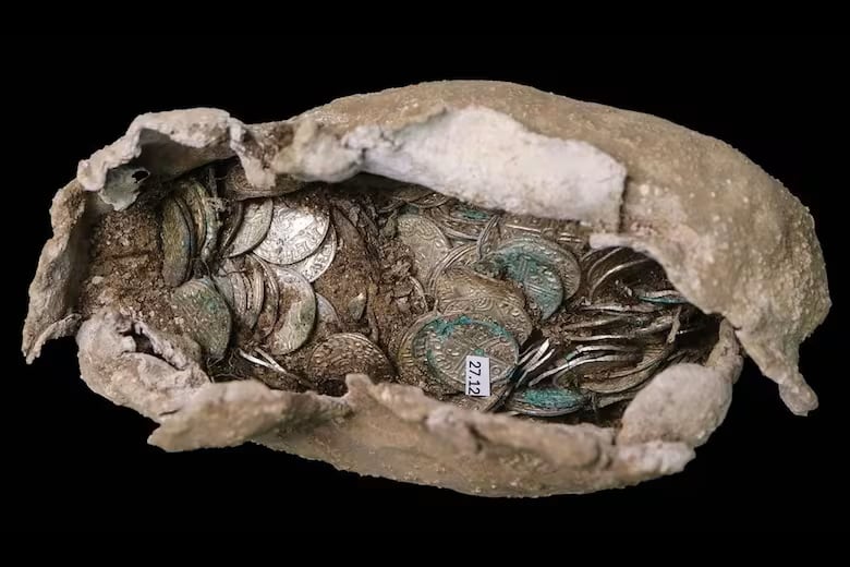 Las monedas fueron descubiertas en un paquete, en impecable estado.