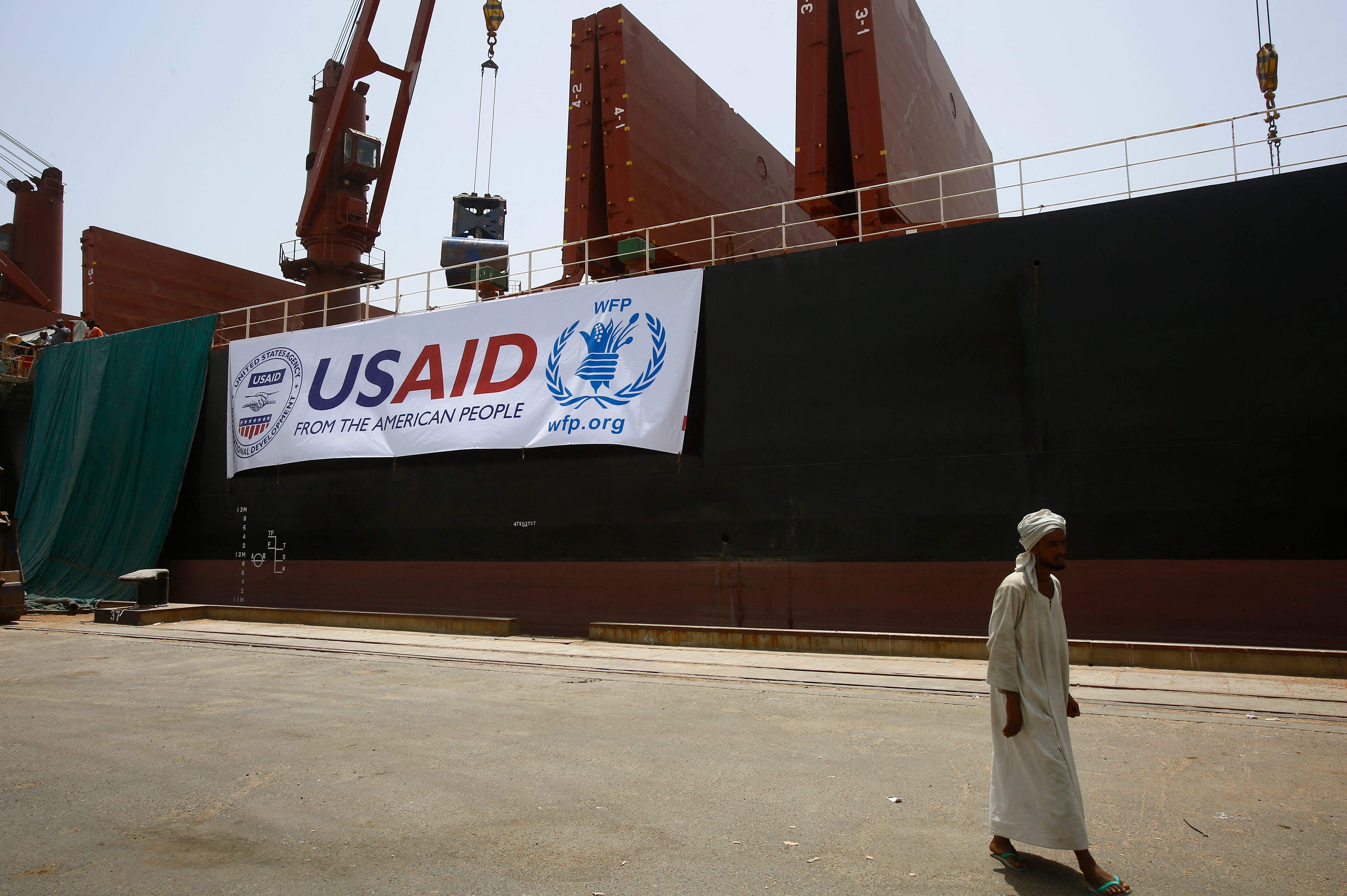 El buque estadounidense Liberty Grace, contratado por el Programa Mundial de Alimentos (PMA), se ve atracado en Port Sudan para entregar 47.500 toneladas métricas de sorgo de USAID que se debe entregar a las personas en las áreas afectadas por el conflicto de Sudán en 2015.