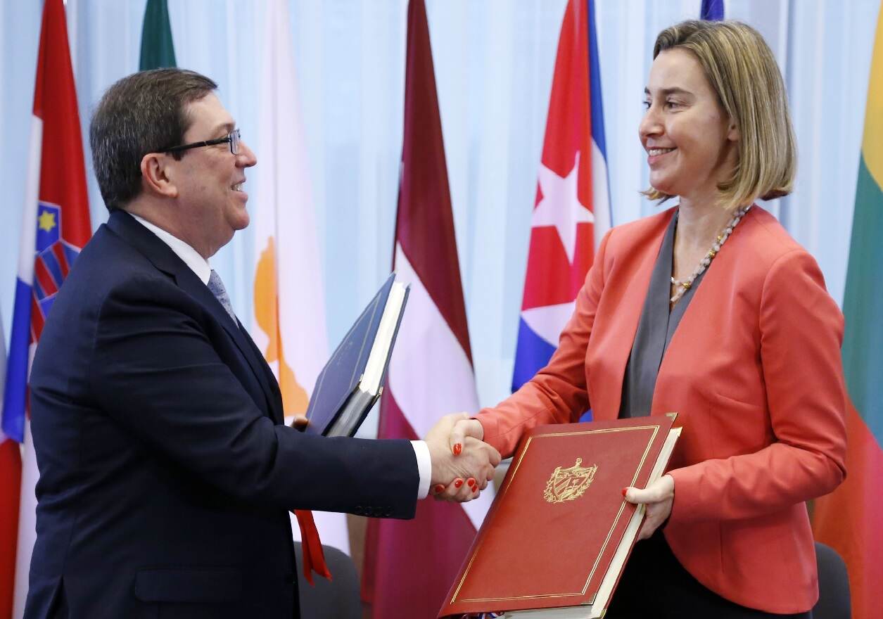 El ministro de Relaciones Exteriores de Cuba, Bruno Rodríguez Parrilla, estrecha la mano con la jefe de política exterior y de seguridad de la UE, Federica Mogherini, tras firmar un acuerdo de diálogo político y cooperación entre la UE y Cuba el 12 de diciembre de 2016.