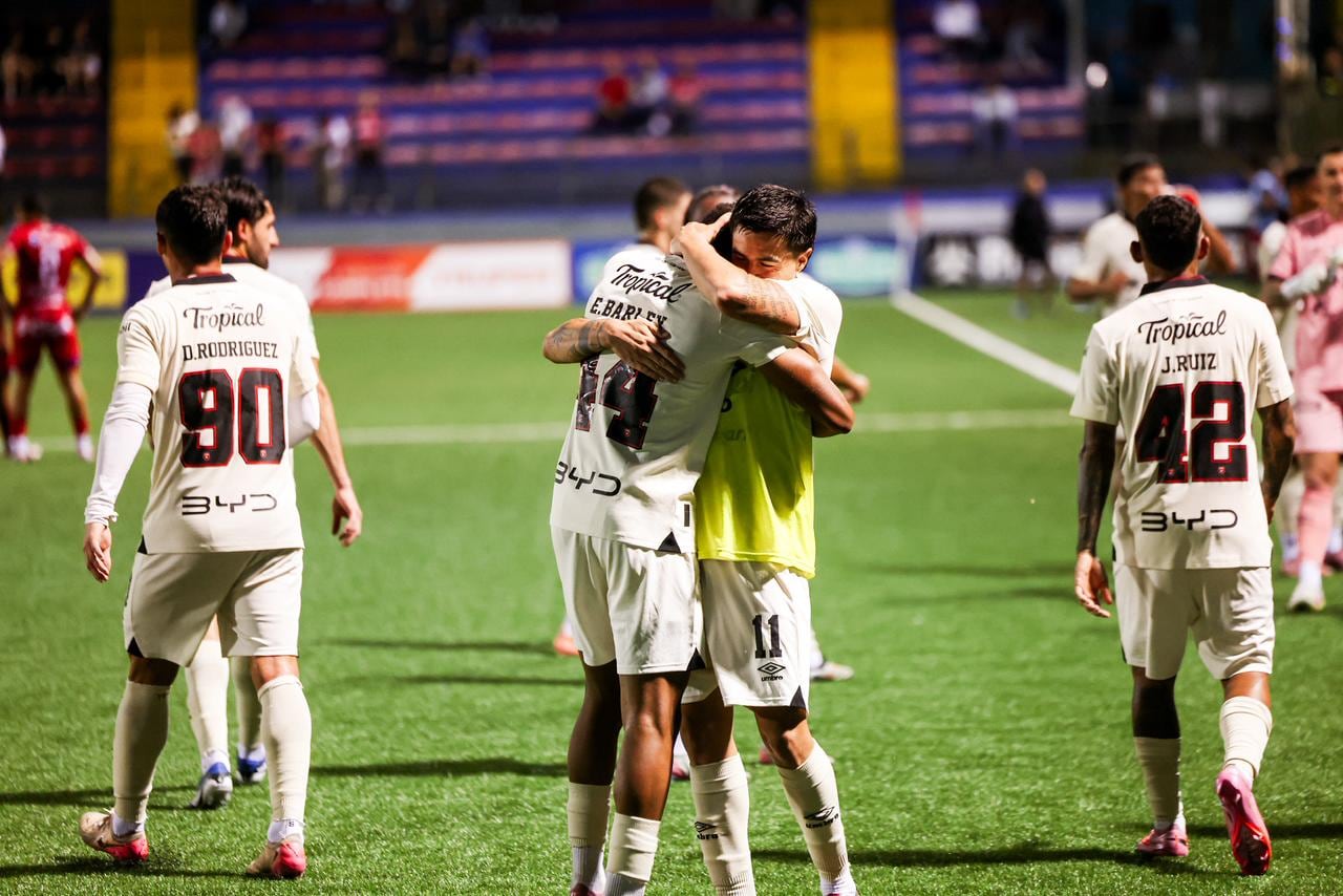 Diego Campos abraza a Ethan Barley luego de la anotación del juvenil en el partido entre San Carlos y Liga Deportiva Alajuelense.