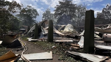 Incendio en fábrica de tarimas en Sarapiquí deja dos personas heridas: así quedó la escena