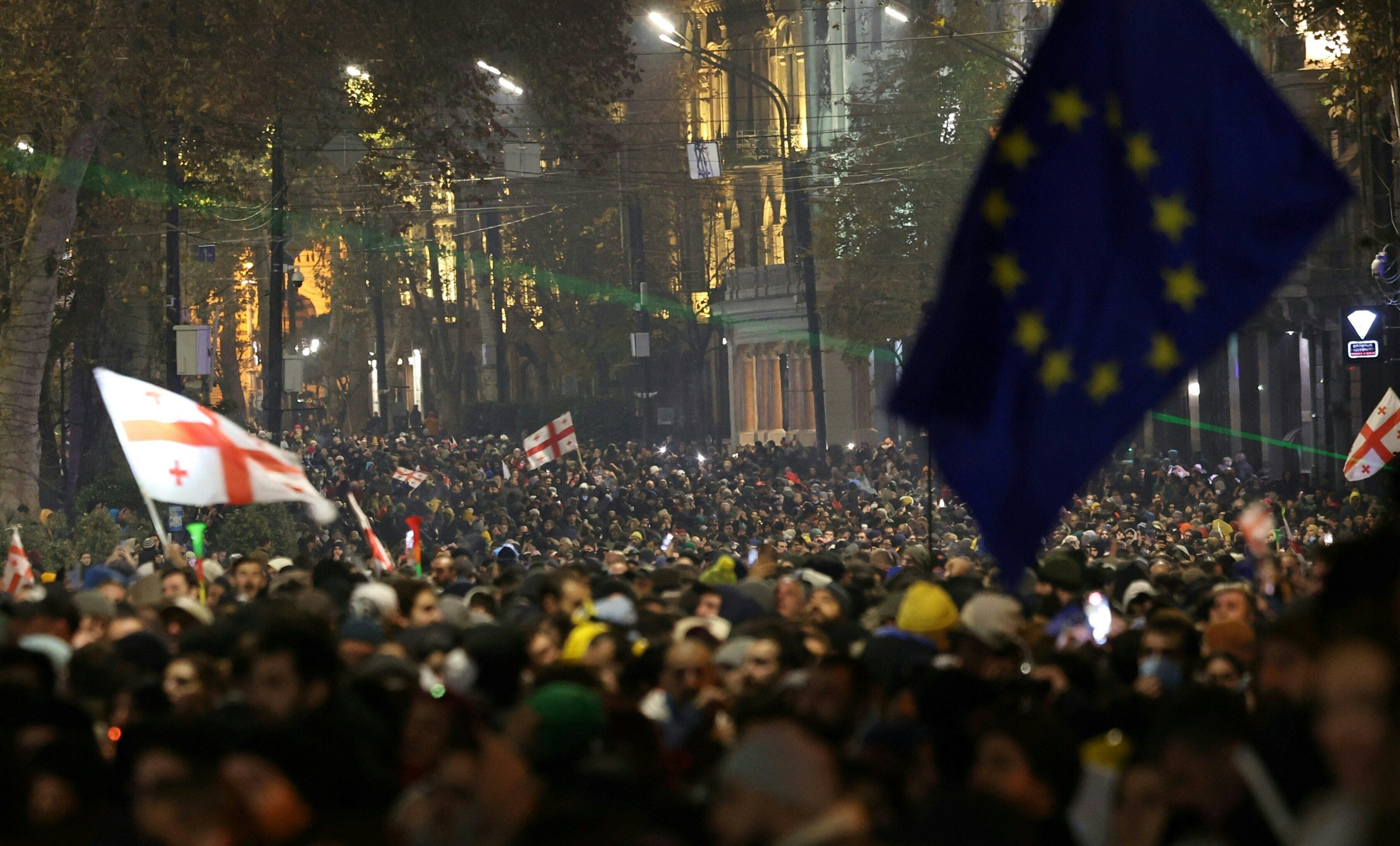 Protesta en Tbilisi, Georgia, el 30 de noviembre de 2024, contra la decisión del gobierno de posponer la adhesión a la Unión Europea hasta 2028.