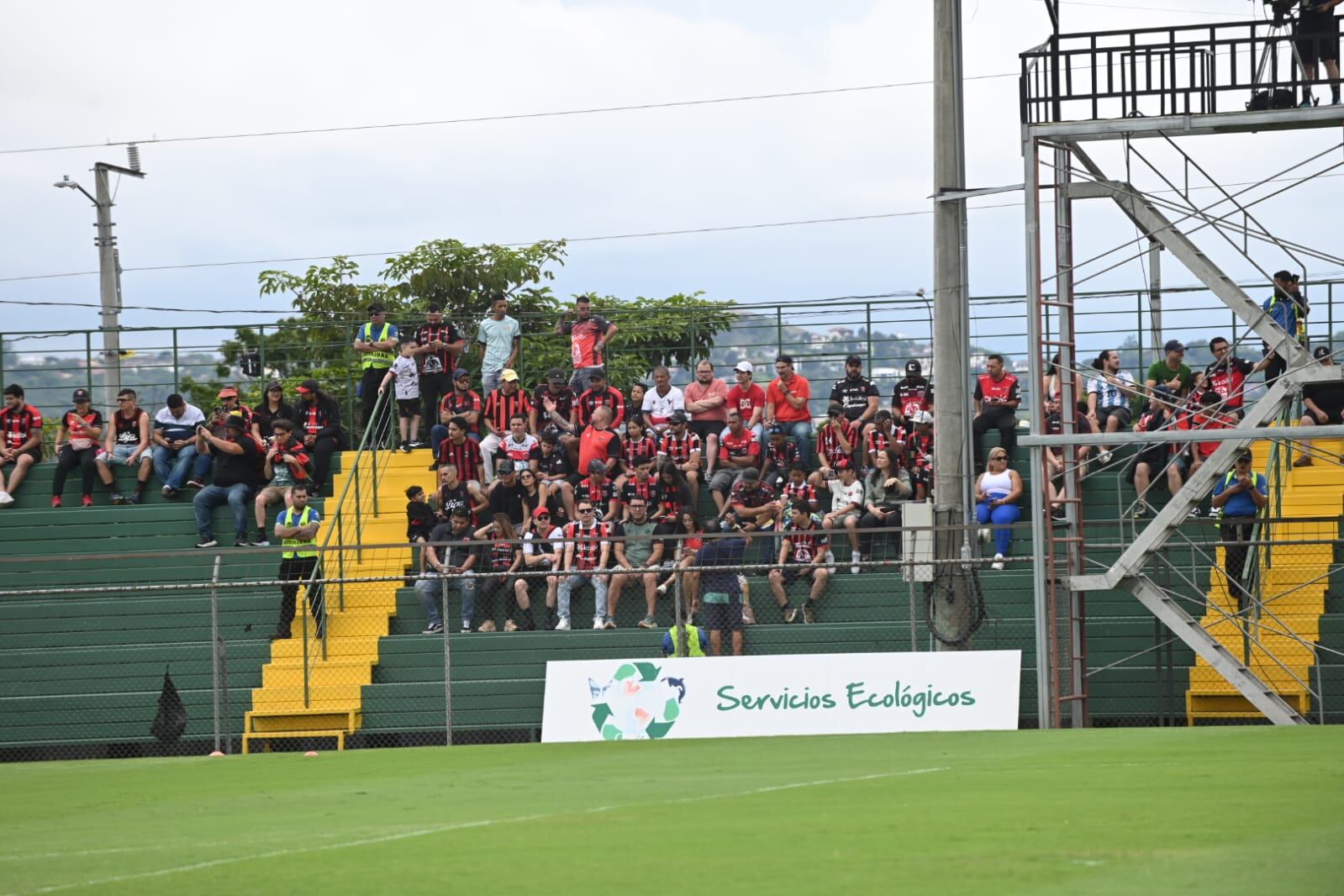 La afición se hace presente al partido entre Santa Ana y Liga Deportiva Alajuelense.