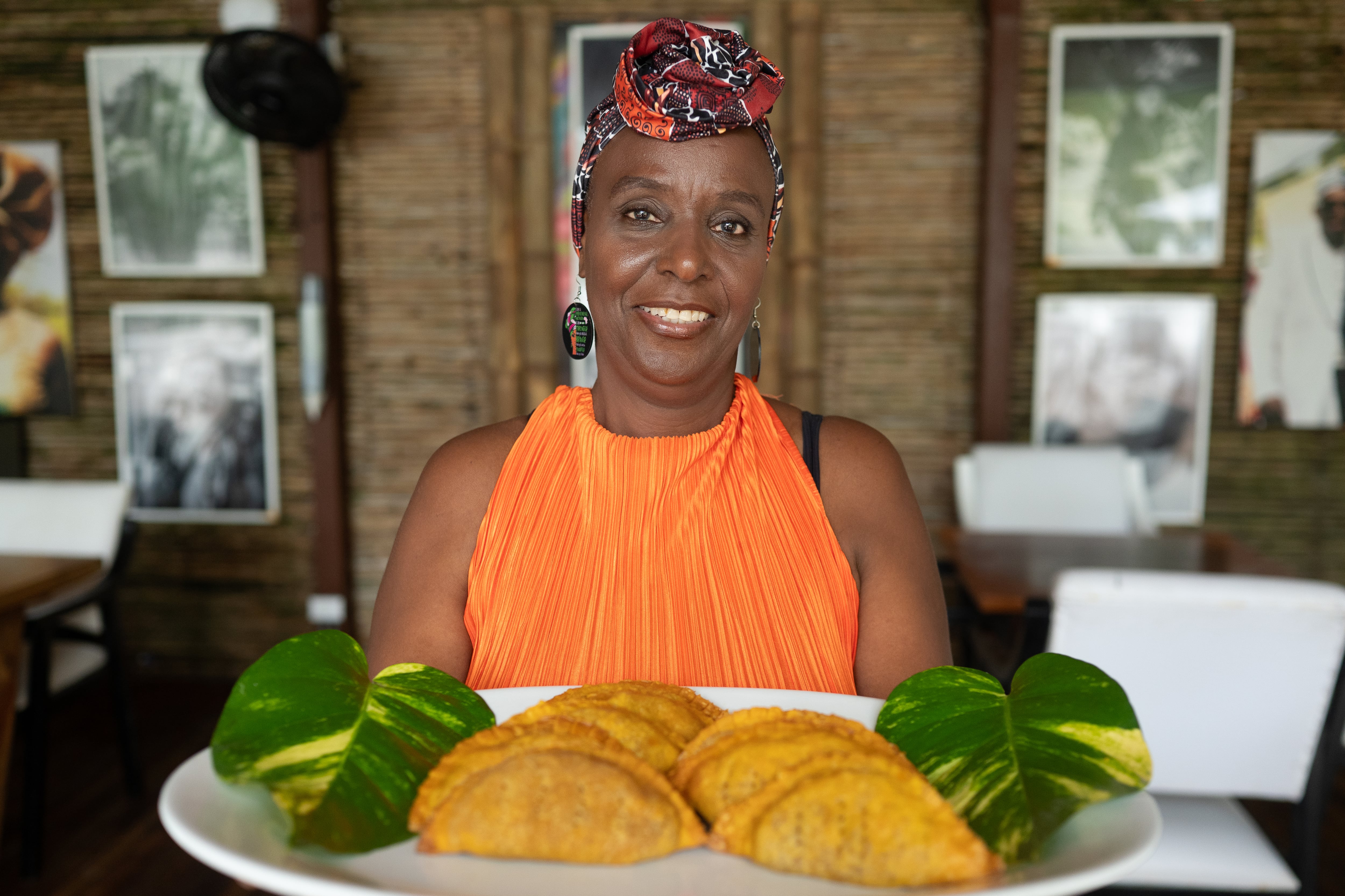 Doña Carleen Lewis ofrece servicios de alimentación en Limón.