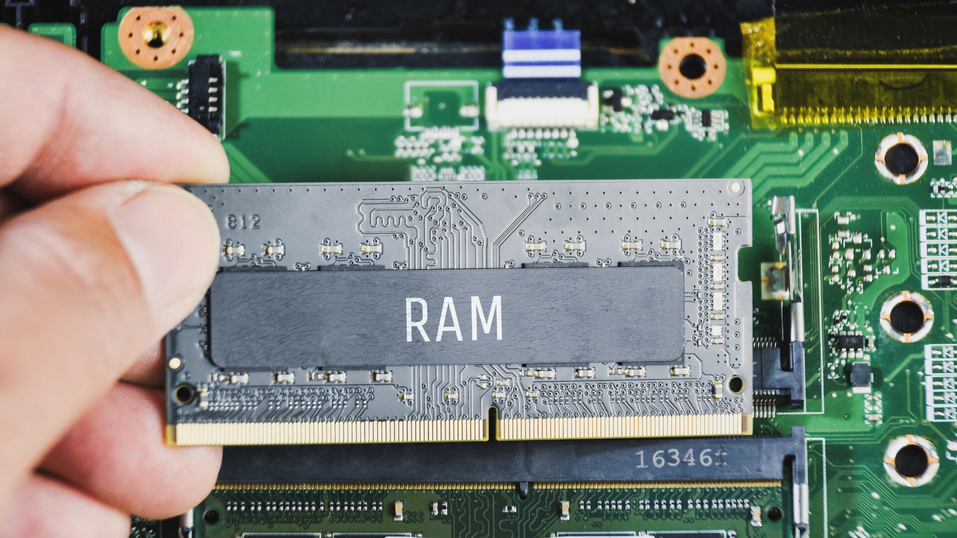 RAM insuficiente puede convertir su laptop en una máquina lenta. Esta guía le ayudará a elegir la cantidad adecuada según su perfil de uso.