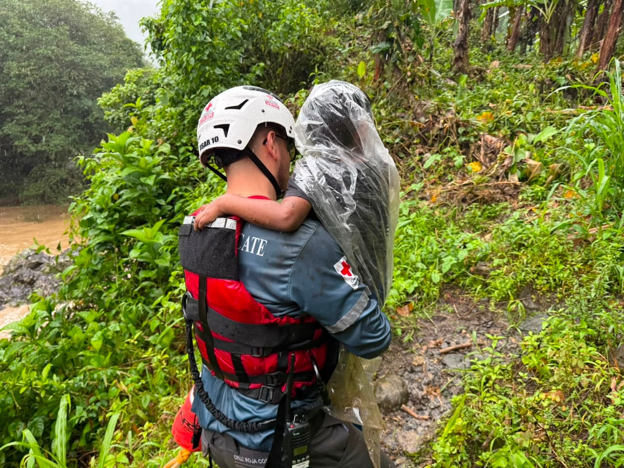 Rescate de un grupo de personas, incluidos niños, en La Suiza de Turrialba.
