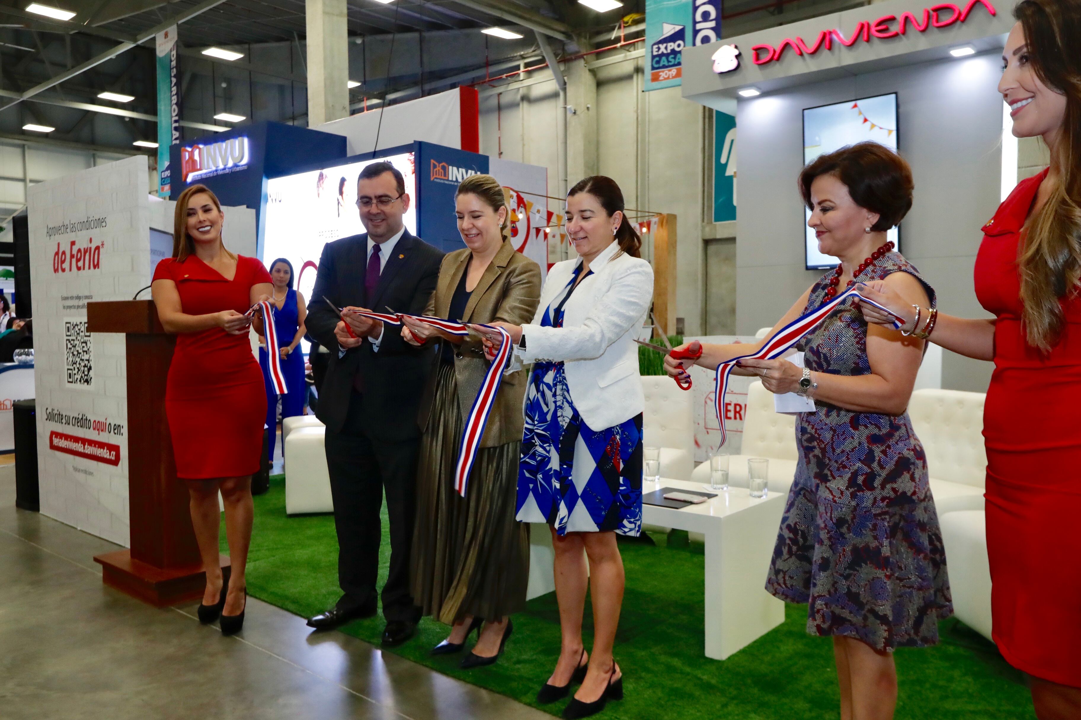 29/08/2019, Alajuela, Parque Viva, inauguración de la ExpoCasa 2019 que trae varios beneficios en financiamiento y nuevos proyectos. Fue inaugurada por Claudia Dobles primera dama de la República, Arturo Giacomin presidente ejecutivo de Davivienda Costa Rica, Irene Campos ministra de Vivienda y hace también yo humano y Mariela Rodriguez gerente general de Parque Viva. Fotografía José Cordero