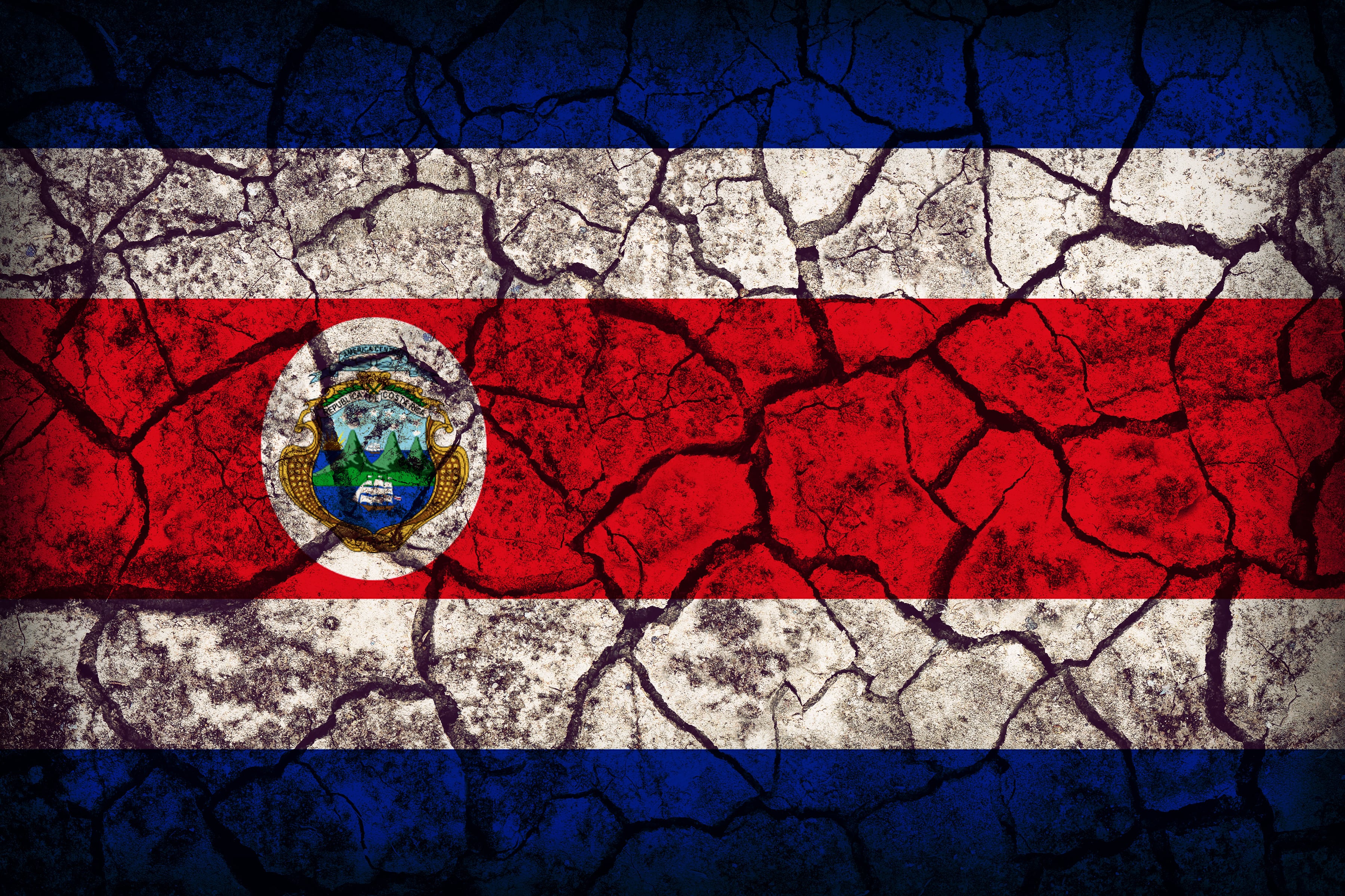 Bandera de Costa Rica requebrajada, en destrucción, rompiéndose, quebrándose en partes