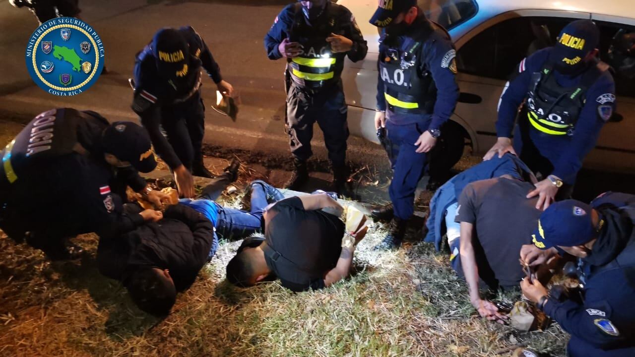 Estos cuatro sujetos, con edades entre 18 y 28 años, están en prisión preventiva como sospechosos de matar con fusiles de asalto a un colegial en Paso Ancho. Foto: Cortesía MSP.