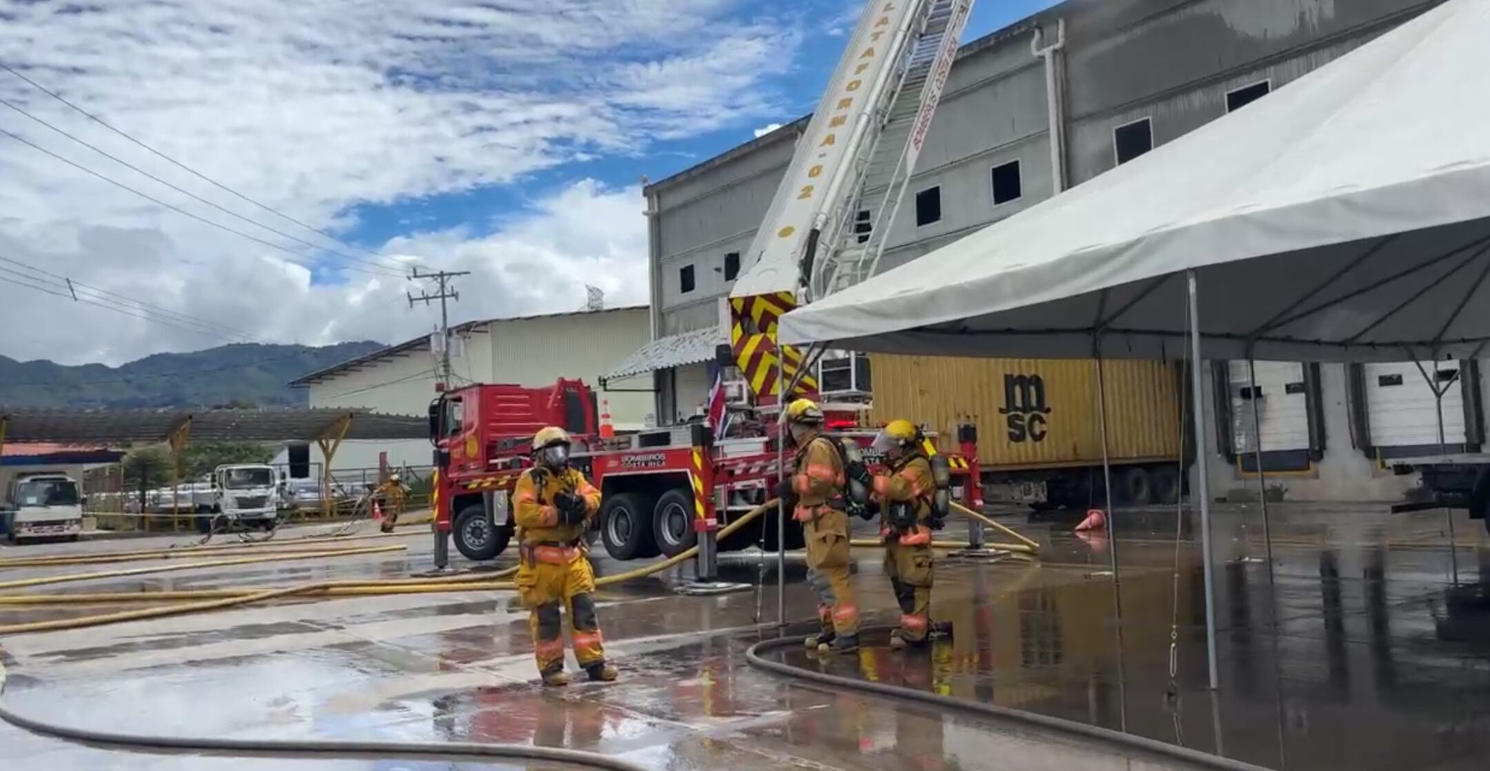 Incendio en bodegas en Desamparados.
