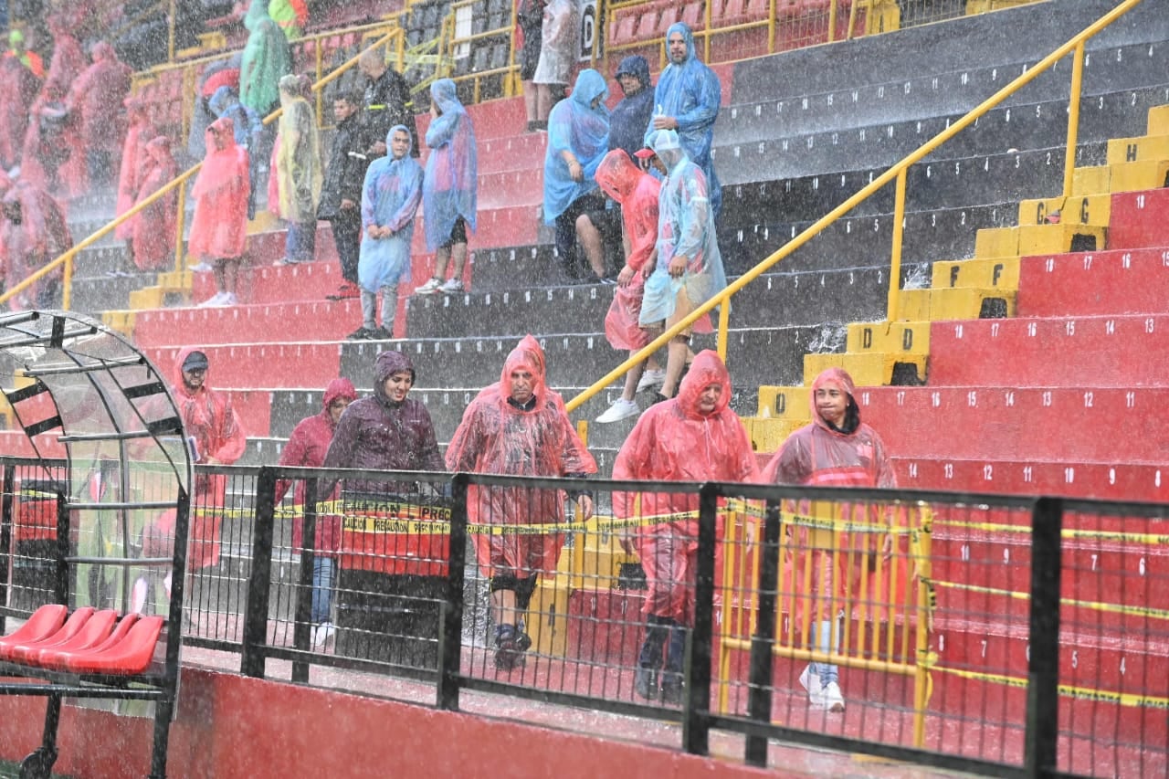 El aguacero es tanto que Liga Deportiva Alajuelense y Sporting optaron por calentar en la parte interna del Estadio Alejandro Morera Soto.