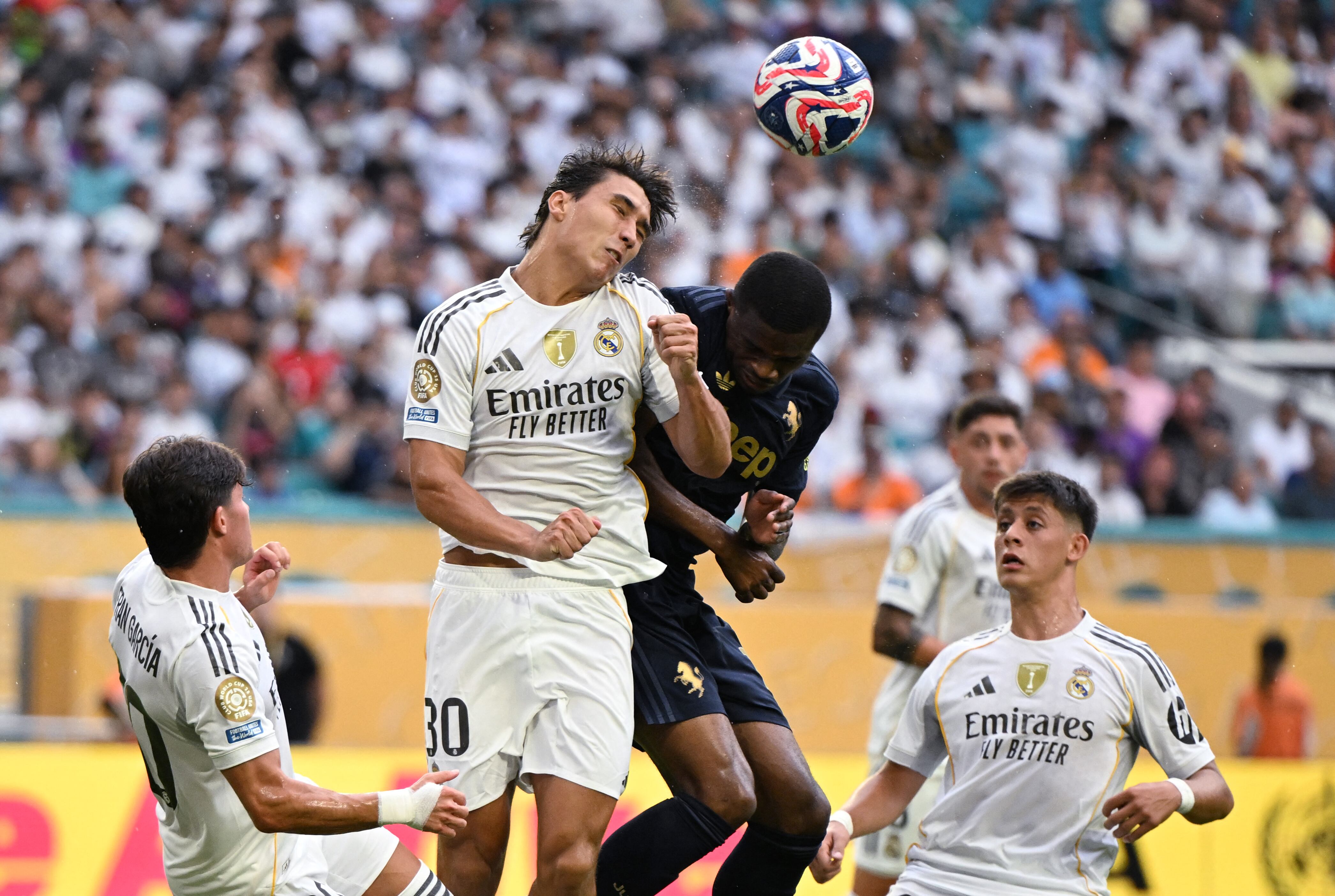 El delantero español del Real Madrid, Gonzalo García, y el defensa francés de la Juventus, Pierre Kalulu, luchan por el balón