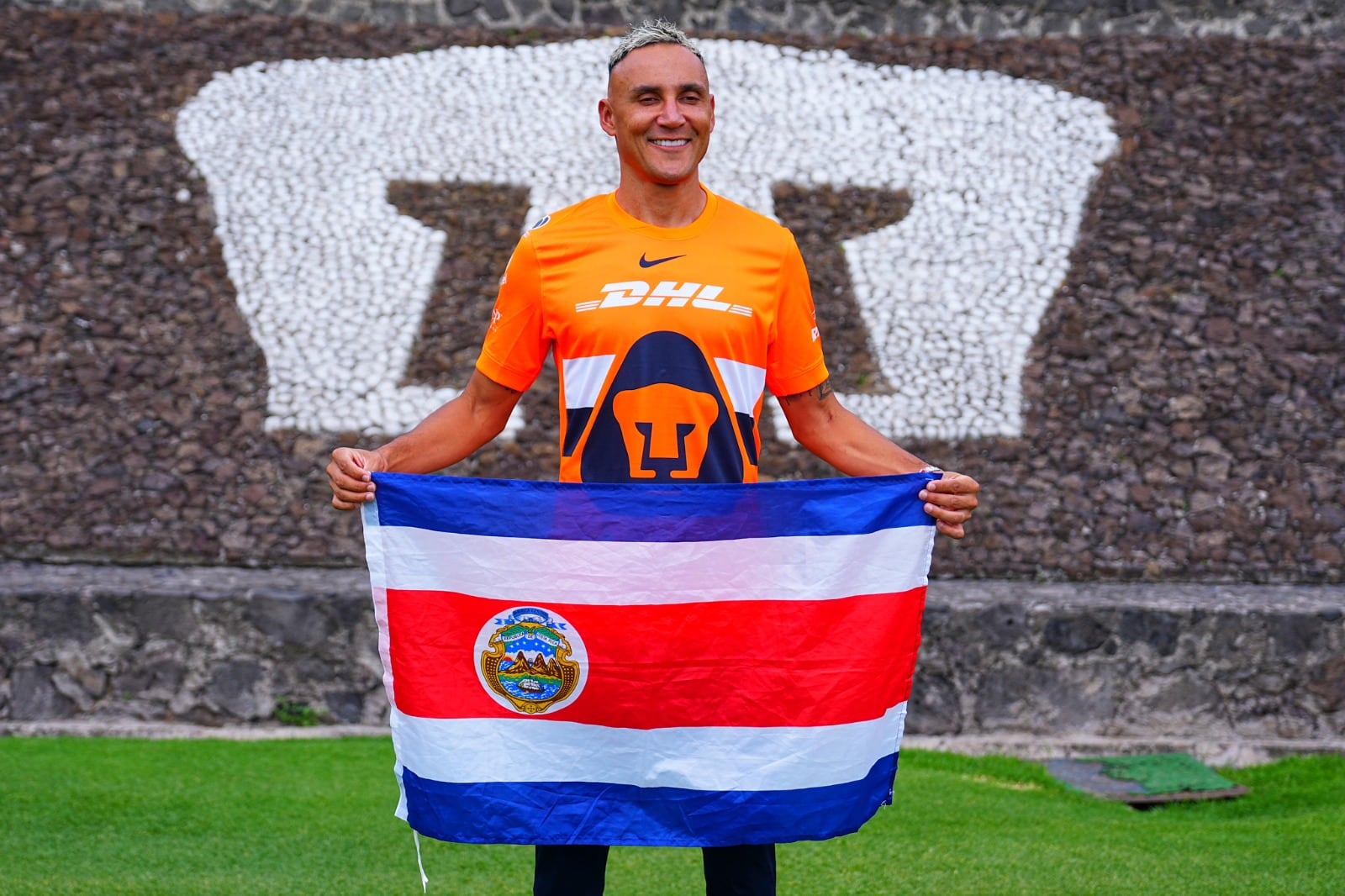 Keylor Navas posó con la bandera de Costa Rica y la camisa de Pumas el día de su presentación como jugador del club azteca.