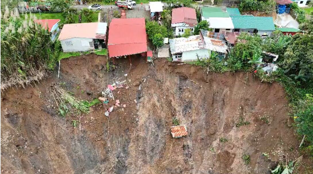 Estas casas que quedaron al borde del terreno que se deslizó el sábado fueron declaradas inhabitables en Santa Rosa de Turrialba. Foto: Cortesía.