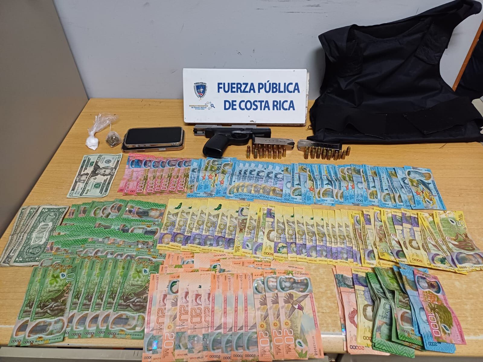 Los sujetos detenidos por los oficiales transportaban más de 2 millones en efectivo, dólares estadounidenses, un arma, municiones, un chaleco antibalas, y presunta droga.