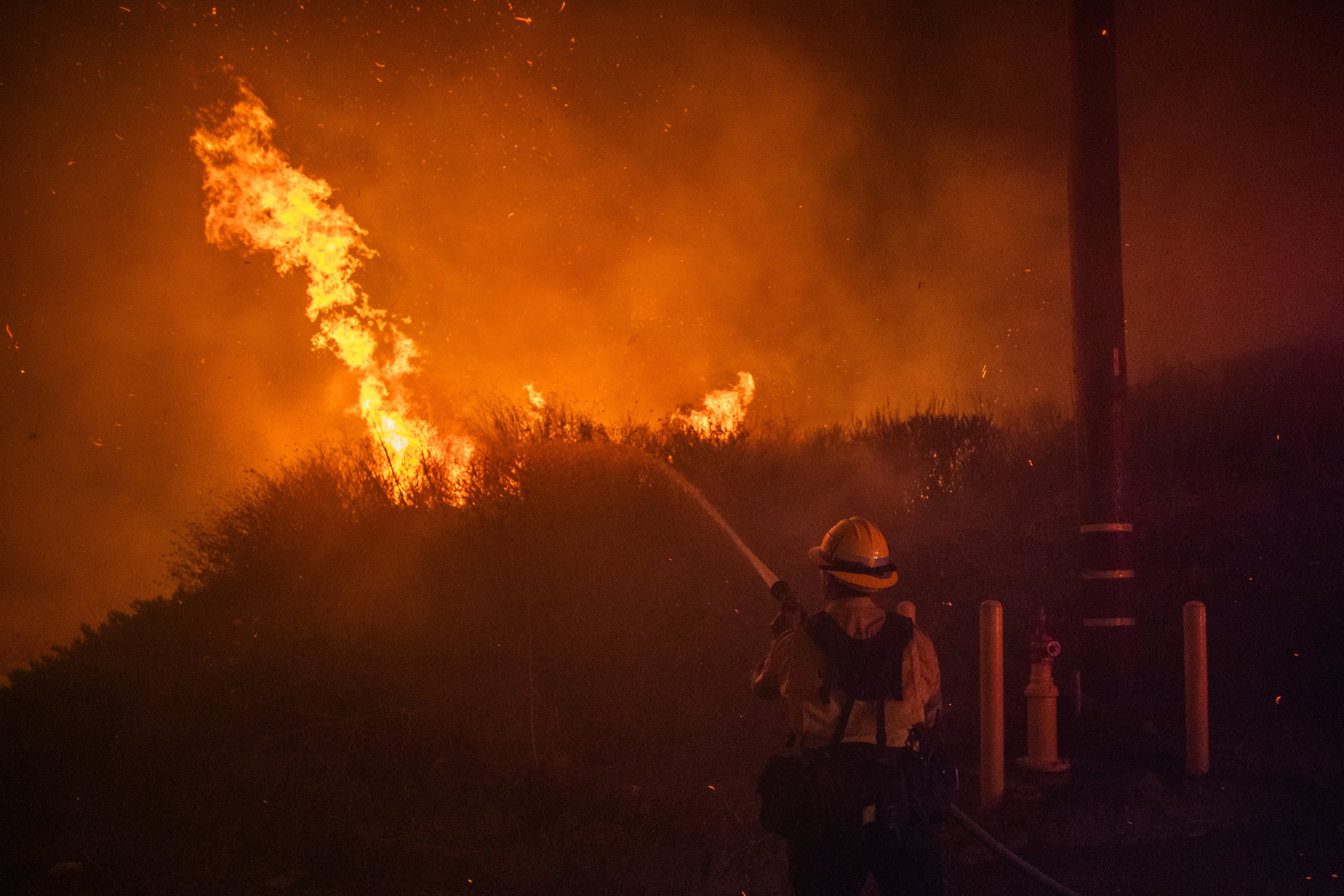 Un bombero combate las llamas del incendio Franklin en la Pacific Coast Highway el 11 de diciembre de 2024, cerca de Malibu, California.