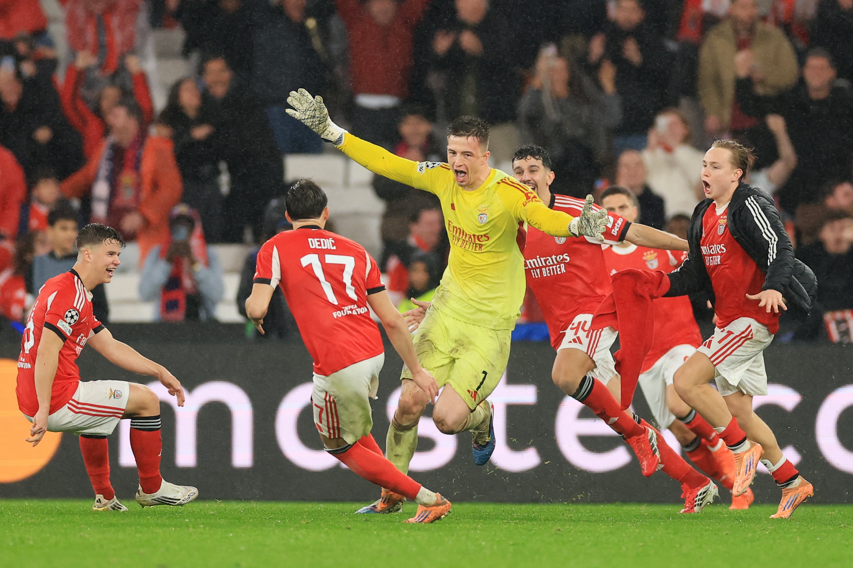 El arquero ucraniano del Benfica, Anatoliy Trubin, celebra el cuarto gol de su equipo en un impresionante actuación ante el Real Madrid por la Champions League.