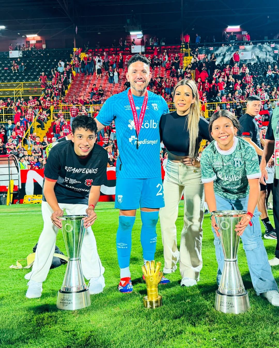 Yulieth Granados, esposa de Leonel Moreira salió a defender al arquero de los cuestionamientos de los aficionados de Alajuelense. Instagram.